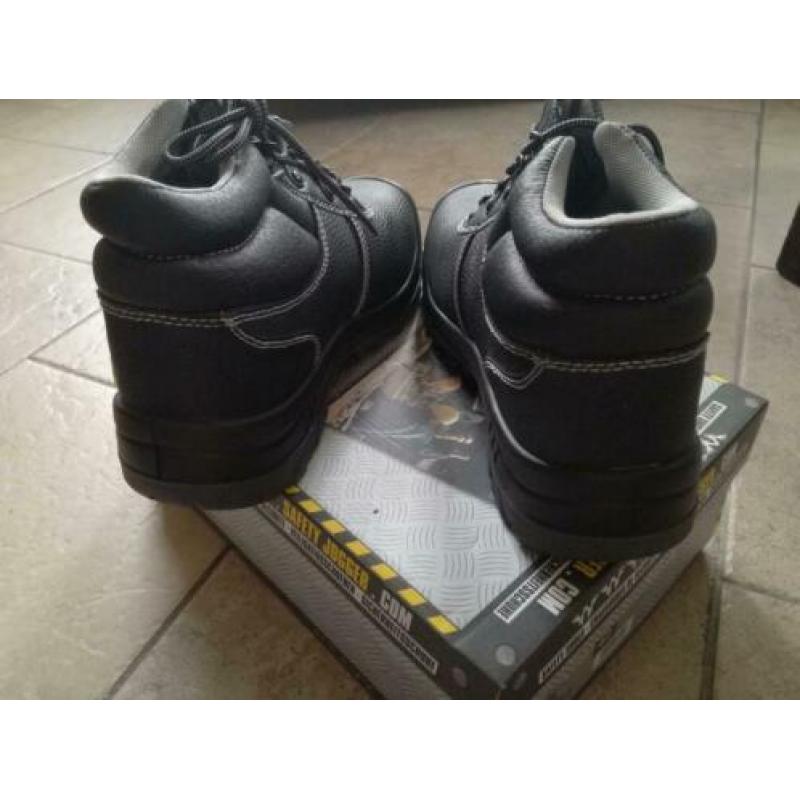 Nog nieuwe werkschoenen.