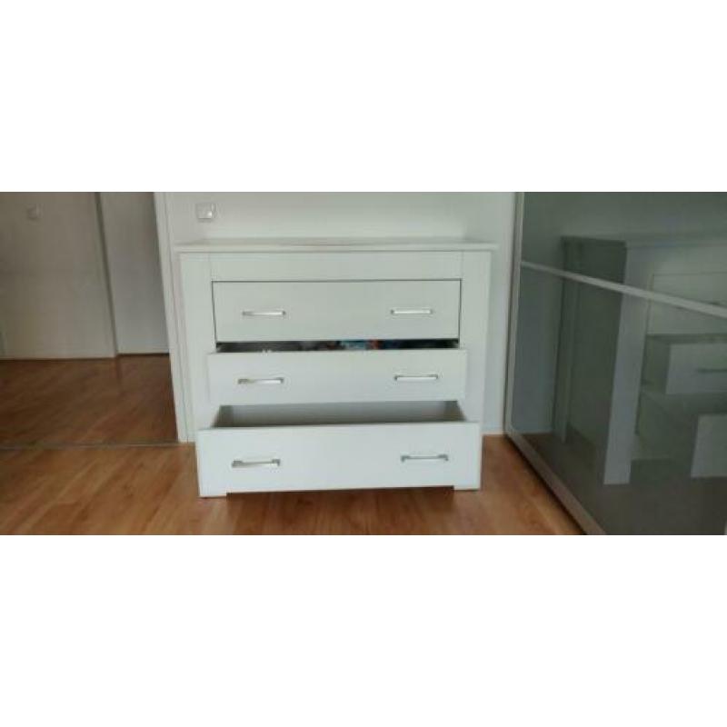 Stevige brede commode