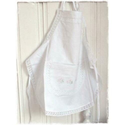 Brocant nieuw kinderschortje wit met kant en roze bloempjes