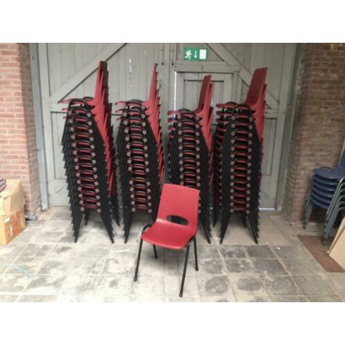 Bordeauxrode kantinestoelen bordeaux rood stapelstoelen
