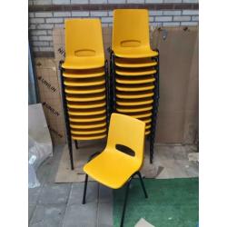 Bordeauxrode kantinestoelen bordeaux rood stapelstoelen