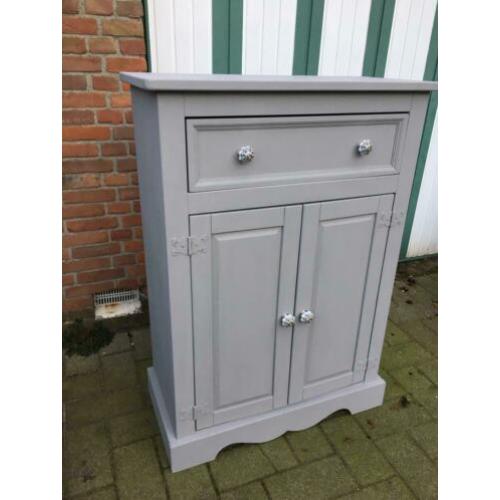 Mooie licht grijze meidenkast landelijk kinderkledingkast