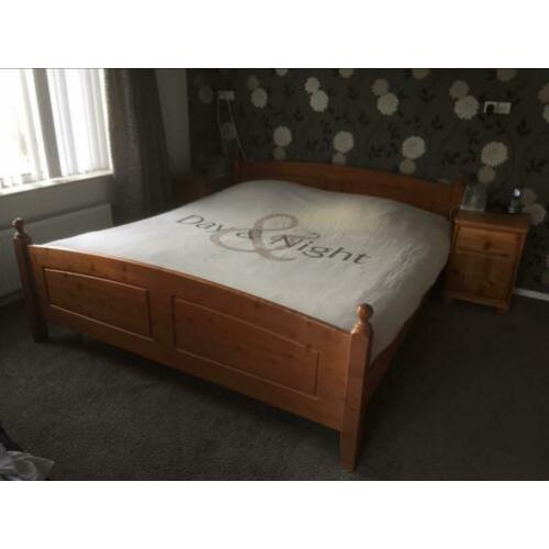 Compleet grenen tweepersoonsbed + nachtkastjes