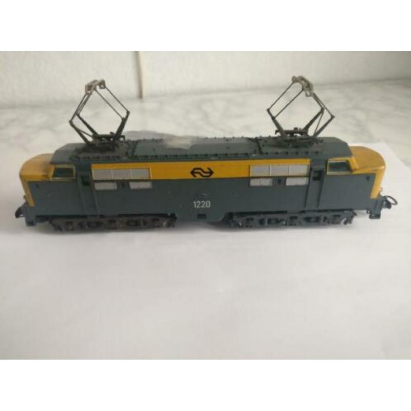 Hobby modeltreinen met werkende motor en goederenwagons