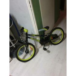 Amigo 18 inch race fiets. Zwart met neon groen/geel