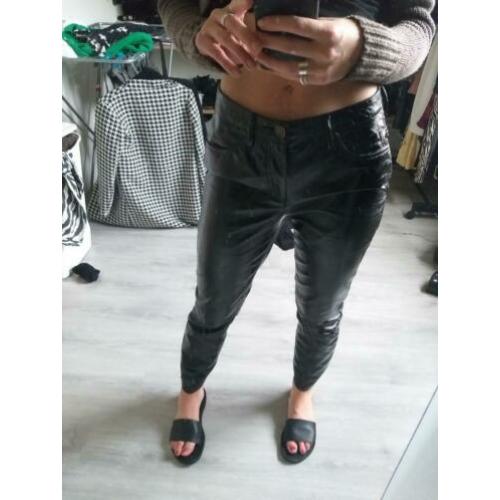 Lakbroek zwart Nieuw met kaartje eraan, valt als 38 M