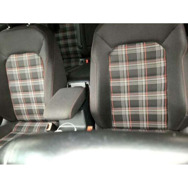 Volkswagen Golf 7 GTI 2.0 TSI 220pk /Discover pro / Dynaudio