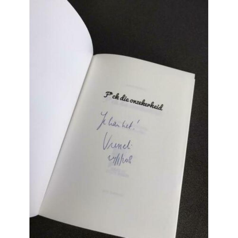 F*ck die onzekerheid, gesigneerd