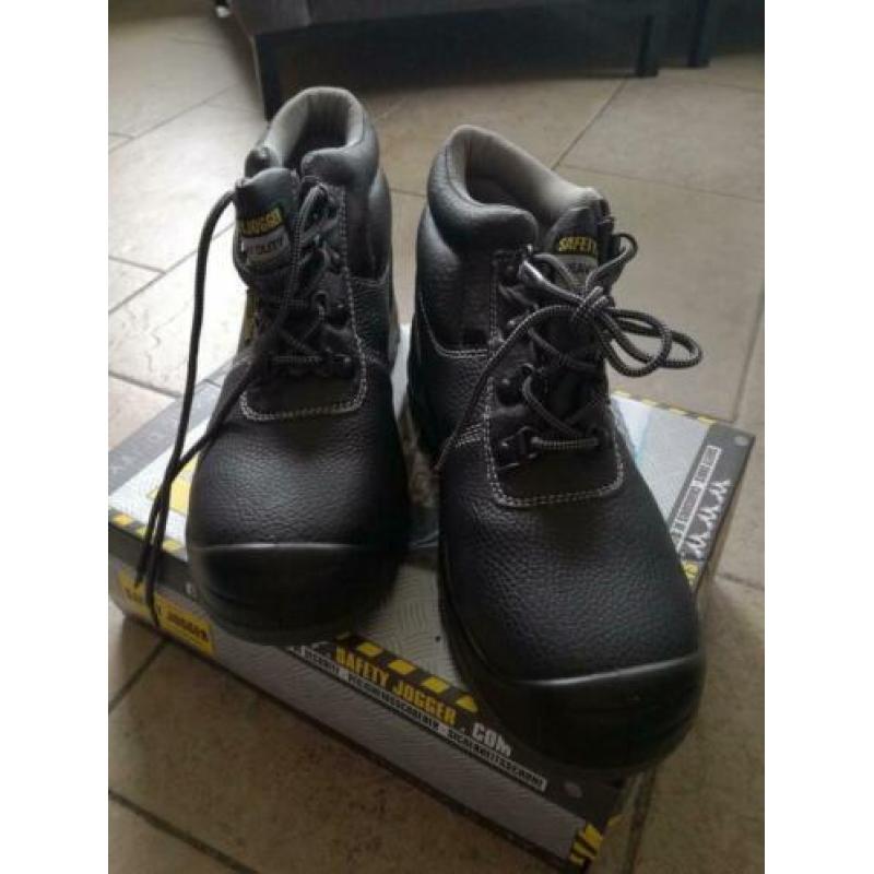 Nog nieuwe werkschoenen.