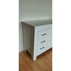 Stevige brede commode