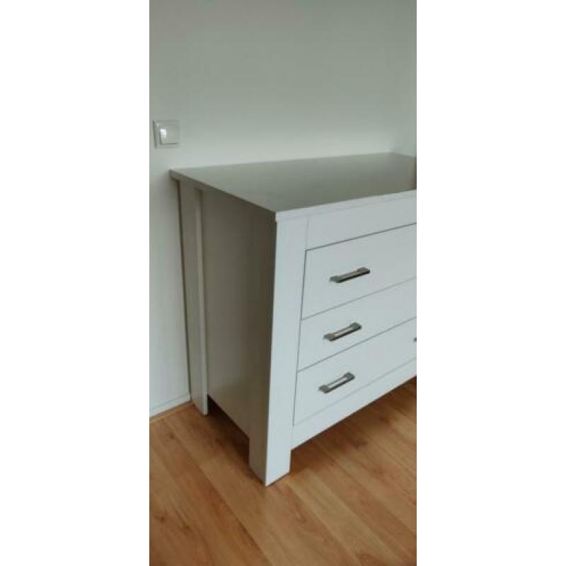 Stevige brede commode