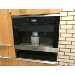 Pantry met Miele CVA64 koffiemachine en koelkast