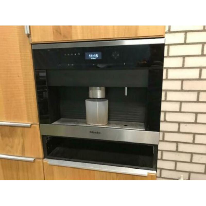 Pantry met Miele CVA64 koffiemachine en koelkast