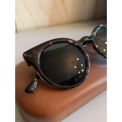 Zonnebril Komono bruin gevlekt.