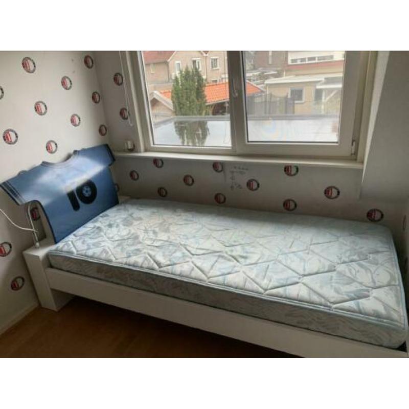 Bed 90x200 + nachtkastje