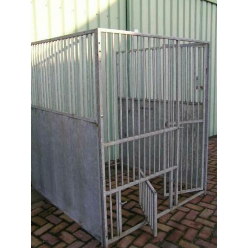 Hondenkennel / hok in goede staat 150 x 150 x 175 cm