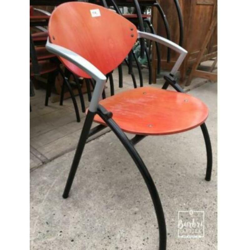 Industriële partij stoelen rood