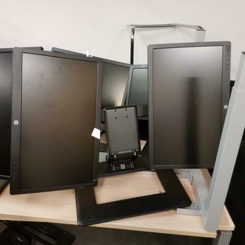 HP en Dell schermen en standaarts 2 schermen van hp