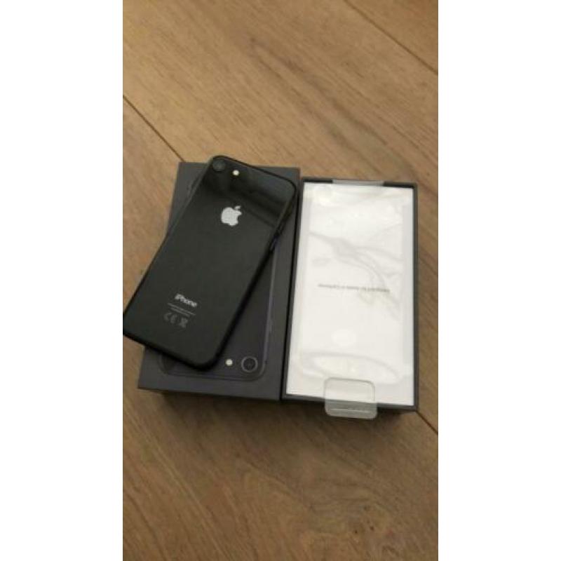 Zgan iPhone 8 64gb zwart/ space grey 1 jaar oud