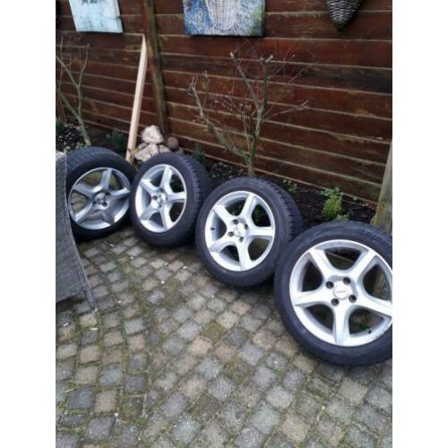 Fiat 500/panda velgen met winterbanden.