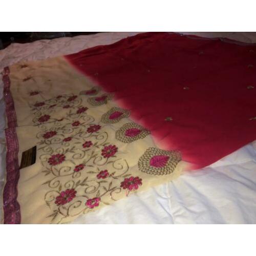 Mooie sarie: crème met donker roze en bloemen