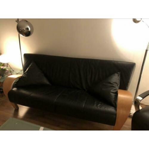 Zwart leren bank zoekt nieuwe maatjes / max 2,5 maatjes