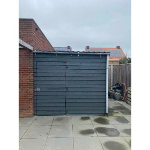 Nette schuur/ 3 jaar oud/ goed onderhouden/ bieden