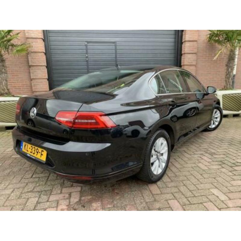 Volkswagen Passat 1.4 TSI Connected Series + Navi + PDC + Sp