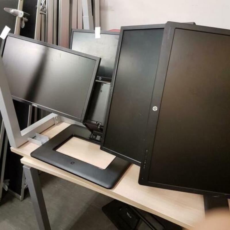 HP en Dell schermen en standaarts 2 schermen van hp