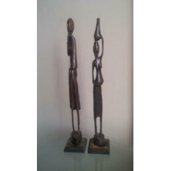 2 prachtige, slanke houten design beelden, ca. 43 cm. hoog.