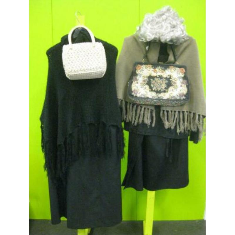 Sarah kleding Sara pruiken tasjes stola hoed maskers etc.