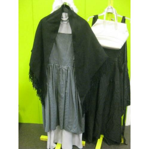 Sarah kleding Sara pruiken tasjes stola hoed maskers etc.