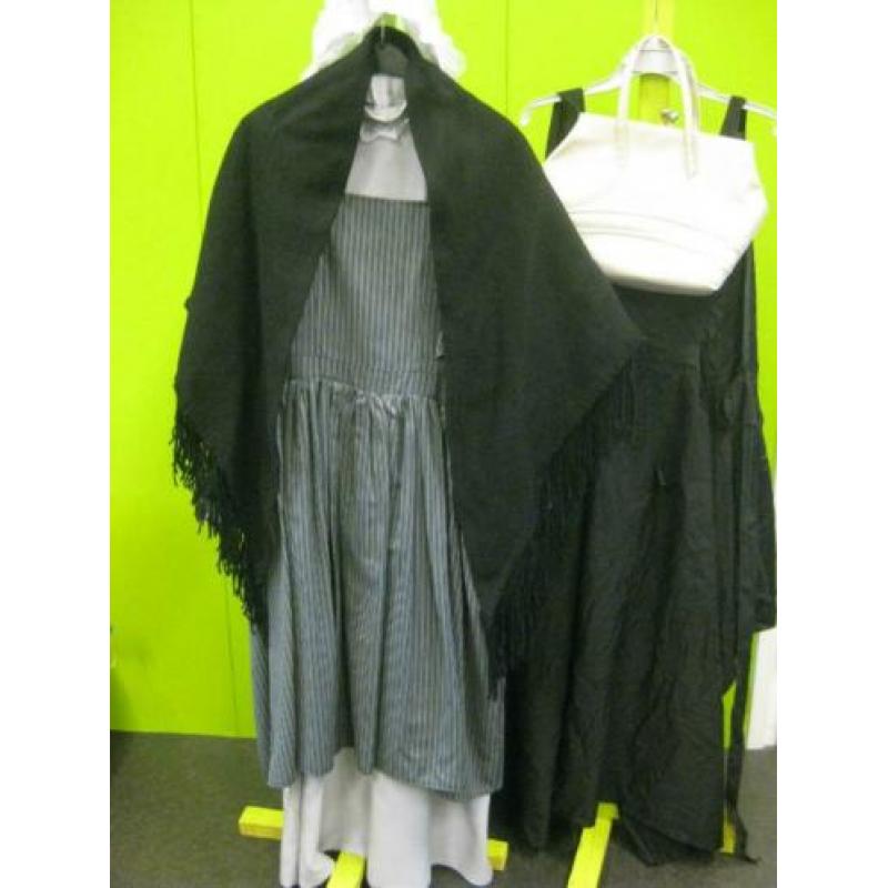Sarah kleding Sara pruiken tasjes stola hoed maskers etc.