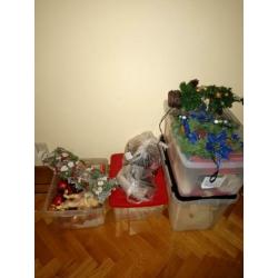 Diverse dozen kerstspullen en kerstboom