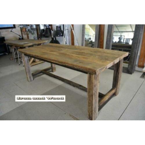 Stoere robuuste oud eiken barnwood eettafel op maat gemaakt