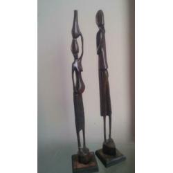 2 prachtige, slanke houten design beelden, ca. 43 cm. hoog.