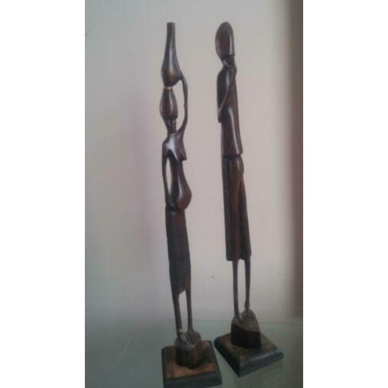 2 prachtige, slanke houten design beelden, ca. 43 cm. hoog.