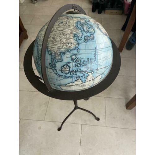 Vintage globe met Franse texten
