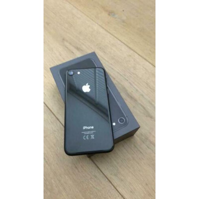 Zgan iPhone 8 64gb zwart/ space grey 1 jaar oud
