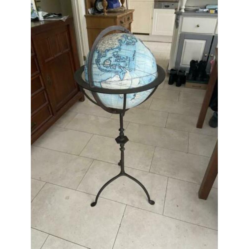 Vintage globe met Franse texten