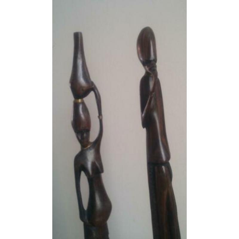2 prachtige, slanke houten design beelden, ca. 43 cm. hoog.