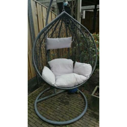 Schommel ei (stoel) met kussens.
