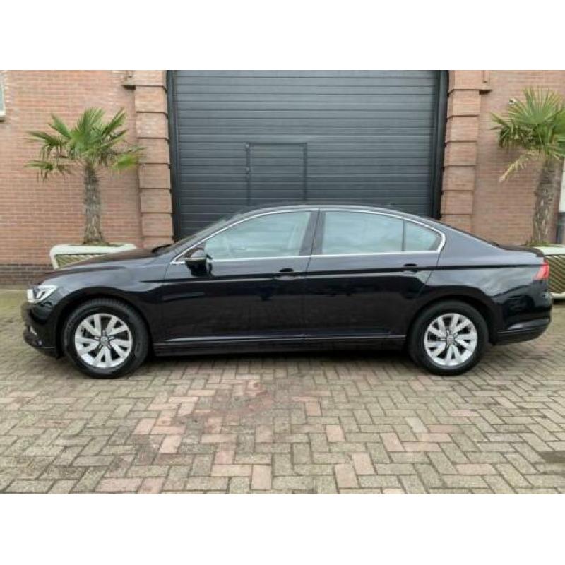 Volkswagen Passat 1.4 TSI Connected Series + Navi + PDC + Sp