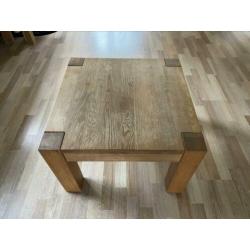 2x Eikenhouten tafeltjes 60x60