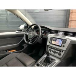 Volkswagen Passat 1.4 TSI Connected Series + Navi + PDC + Sp