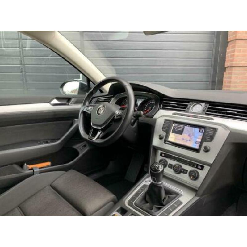 Volkswagen Passat 1.4 TSI Connected Series + Navi + PDC + Sp