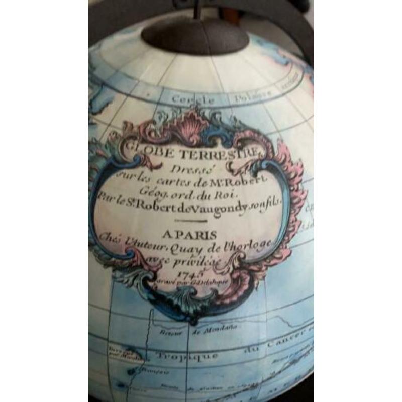 Vintage globe met Franse texten