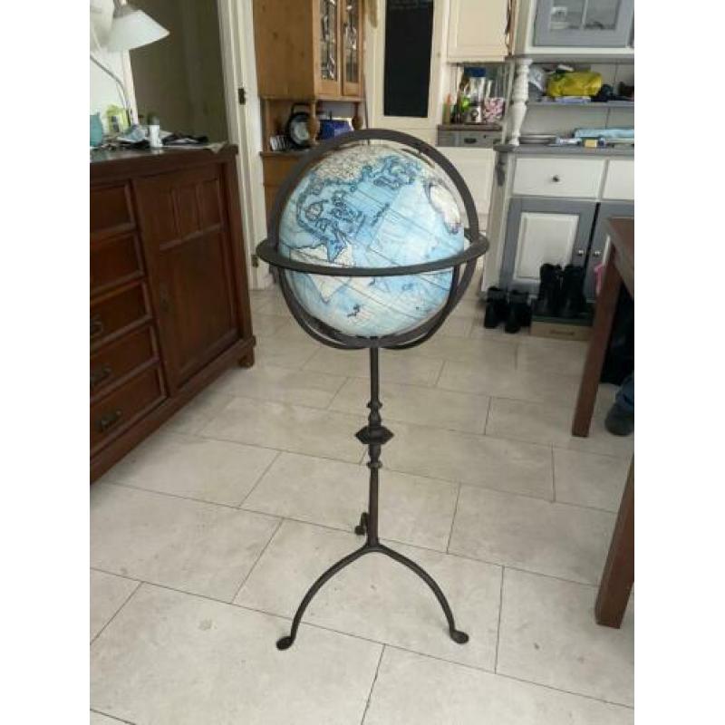 Vintage globe met Franse texten