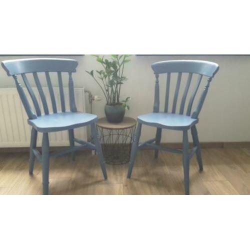 Twee licht blauwe eikenhouten stoelen