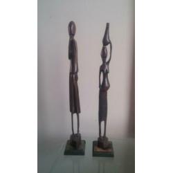 2 prachtige, slanke houten design beelden, ca. 43 cm. hoog.